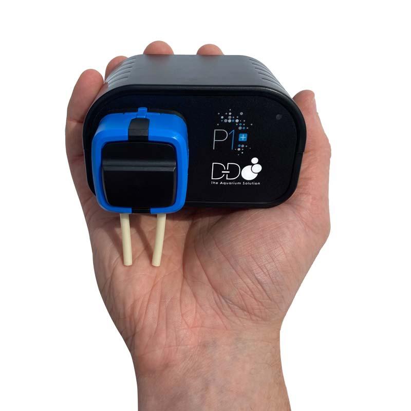 D-D P1+ Dosierpumpe in der Hand – Größenvergleich